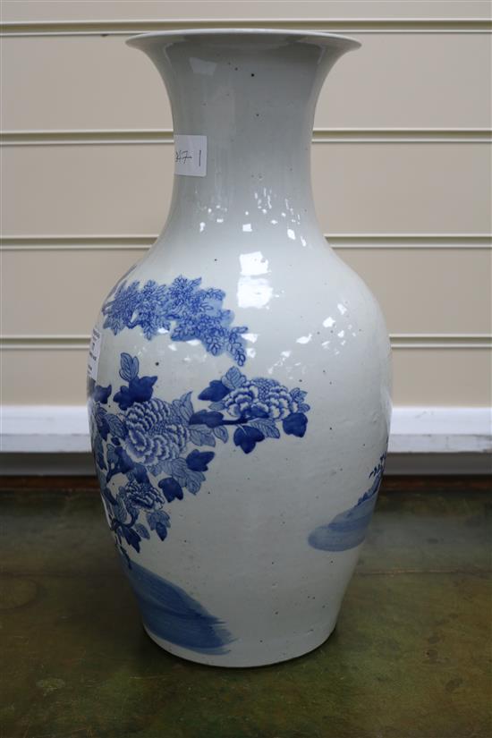 A Chinese blue & white vase